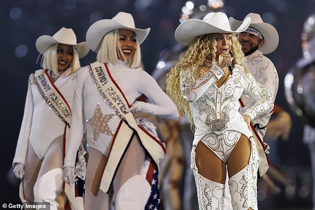 Hardcore fans of Beyoncé picked up on the fact that her longtime dance caption Ashely Everett joined her on stage