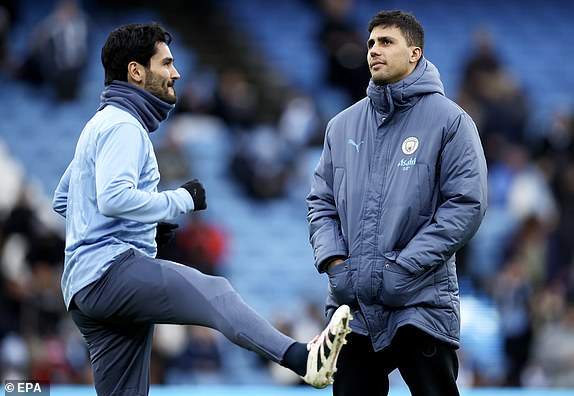 epa11805522 Ilkay Gundogan (L) of Manchester City warms up next to his injured teammate Rodri (R) ahead of the English Premier League match between Manchester City and West Ham United, in Manchester, Britain, 04 February 2025.  EPA/ADAM VAUGHAN EDITORIAL USE ONLY. No use with unauthorized audio, video, data, fixture lists, club/league logos, 'live' services or NFTs. Online in-match use limited to 120 images, no video emulation. No use in betting, games or single club/league/player publications.