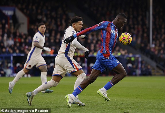 Soccer Football - Premier League - Crystal Palace v Chelsea - Selhurst Park, London, Britain - January 4, 2025  Chelsea's Jadon Sancho in action with Crystal Palace's Ismaila Sarr Action Images via Reuters/Andrew Couldridge EDITORIAL USE ONLY. NO USE WITH UNAUTHORIZED AUDIO, VIDEO, DATA, FIXTURE LISTS, CLUB/LEAGUE LOGOS OR 'LIVE' SERVICES. ONLINE IN-MATCH USE LIMITED TO 120 IMAGES, NO VIDEO EMULATION. NO USE IN BETTING, GAMES OR SINGLE CLUB/LEAGUE/PLAYER PUBLICATIONS. PLEASE CONTACT YOUR ACCOUNT REPRESENTATIVE FOR FURTHER DETAILS..