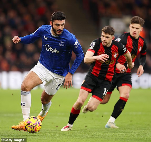 BOURNEMOUTH, ENGLAND - JANUARY 04: Armando Broja of Everton runs ahead of Ryan Christie of AFC Bournemouth during the Premier League match between AFC Bournemouth and Everton FC at Vitality Stadium on January 04, 2025 in Bournemouth, England. (Photo by Richard Heathcote/Getty Images)