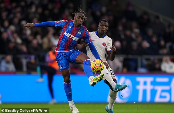 Crystal Palace's Eberechi Eze (left) and Chelsea's Moises Caicedo battle for the ball during the Premier League match at Selhurst Park, London. Picture date: Saturday January 4, 2025. PA Photo. See PA story SOCCER Palace. Photo credit should read: Bradley Collyer/PA Wire.RESTRICTIONS: EDITORIAL USE ONLY No use with unauthorised audio, video, data, fixture lists, club/league logos or "live" services. Online in-match use limited to 120 images, no video emulation. No use in betting, games or single club/league/player publications.