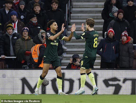 Soccer Football - Premier League - Southampton v Brentford - St Mary's Stadium, Southampton, Britain - January 4, 2025 Brentford's Kevin Schade celebrates scoring their first goal with Brentford's Mathias Jensen Action Images via Reuters/John Sibley EDITORIAL USE ONLY. NO USE WITH UNAUTHORIZED AUDIO, VIDEO, DATA, FIXTURE LISTS, CLUB/LEAGUE LOGOS OR 'LIVE' SERVICES. ONLINE IN-MATCH USE LIMITED TO 120 IMAGES, NO VIDEO EMULATION. NO USE IN BETTING, GAMES OR SINGLE CLUB/LEAGUE/PLAYER PUBLICATIONS. PLEASE CONTACT YOUR ACCOUNT REPRESENTATIVE FOR FURTHER DETAILS..