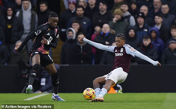 Soccer Football - Premier League - Aston Villa v Leicester City - Villa Park, Birmingham, Britain - January 4, 2025 Leicester City's Stephy Mavididi in action with Aston Villa's Leon Bailey Action Images via Reuters/Jason Cairnduff EDITORIAL USE ONLY. NO USE WITH UNAUTHORIZED AUDIO, VIDEO, DATA, FIXTURE LISTS, CLUB/LEAGUE LOGOS OR 'LIVE' SERVICES. ONLINE IN-MATCH USE LIMITED TO 120 IMAGES, NO VIDEO EMULATION. NO USE IN BETTING, GAMES OR SINGLE CLUB/LEAGUE/PLAYER PUBLICATIONS. PLEASE CONTACT YOUR ACCOUNT REPRESENTATIVE FOR FURTHER DETAILS..