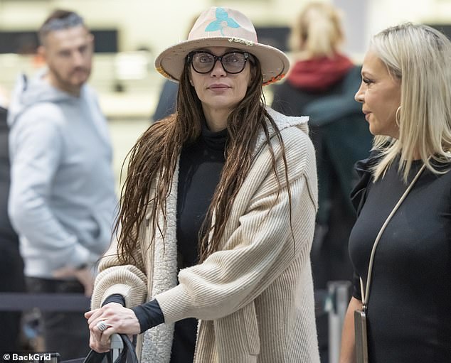 Ready for her exciting jungle adventure, the model looked travel-ready as she carried silver luggage and a black quilted tote bag