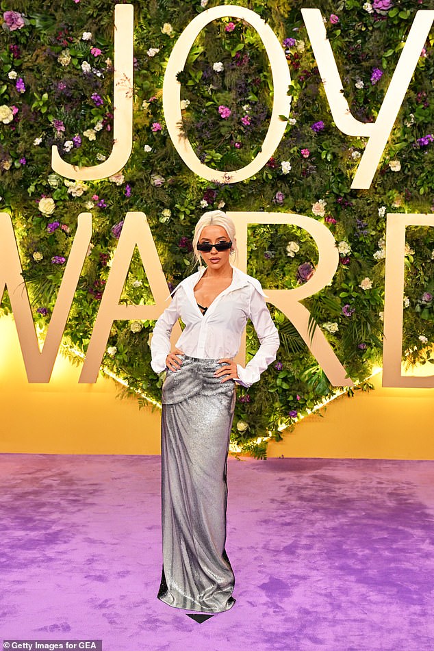 Christina posed up a storm on the purple carpet and waved to onlookers, while flashing her dazzling white smile