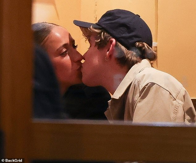 The two singers, both 21, were spotted kissing and gazing into each other's eyes as they dined at the celeb-loved restaurant