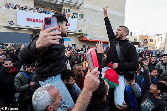 Palestinians react before a ceasefire between Israel and Hamas takes effect, in Deir Al-Balah in the central Gaza Strip, January 19, 2025. REUTERS/Ramadan Abed