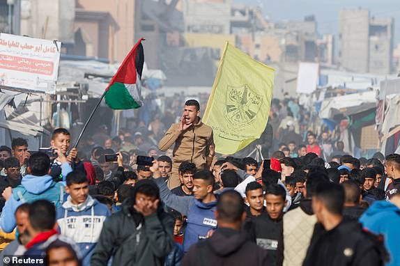 Palestinians celebrate despite an Israeli delay in the ceasefire set for Sunday morning over the hostage list, in Khan Younis in the southern Gaza Strip, January 19, 2025. REUTERS/Mohammed Salem