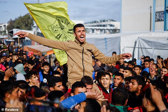 Palestinians celebrate despite an Israeli delay in the ceasefire set for Sunday morning over the hostage list, in Khan Younis in the southern Gaza Strip, January 19, 2025. REUTERS/Mohammed Salem