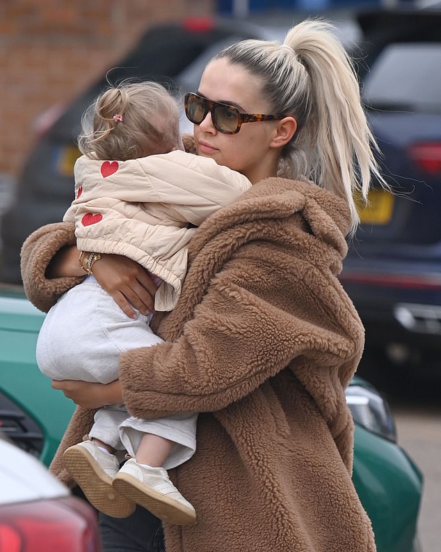 The influencer wrapped up warm in a oversized brown teddybear coat for the outing