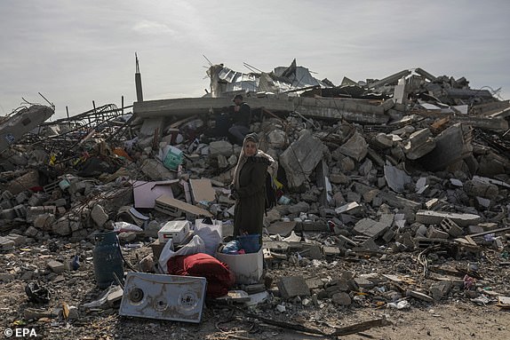 epa11836487 Internally displaced Palestinians inspect their destroyed houses in Rafah town, in the southern Gaza Strip, 19 January 2025. Israel and Hamas agreed on a hostage release deal and a Gaza ceasefire to be implemented on 19 January 2025. More than 46,000 Palestinians have been killed in the Gaza Strip, according to the Palestinian Ministry of Health, since Israel launched a military campaign in the strip in response to a cross-border attack led by the Palestinian militant group Hamas on 07 October 2023, in which about 1,200 Israelis were killed and more than 250 taken hostage.  EPA/MOHAMMED SABER