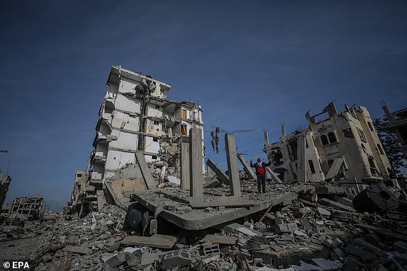 epa11836485 An internally displaced Palestinian man stands atop the ruins of his house in Rafah, southern Gaza Strip, 19 January 2025, amid a ceasefire between Israel and Hamas. Israel and Hamas agreed on a hostage release deal and a Gaza ceasefire to be implemented on 19 January 2025. More than 46,000 Palestinians have been killed in the Gaza Strip, according to the Palestinian Ministry of Health, since Israel launched a military campaign in the strip in response to a cross-border attack led by the Palestinian militant group Hamas on 07 October 2023, in which about 1,200 Israelis were killed and more than 250 taken hostage.  EPA/MOHAMMED SABER