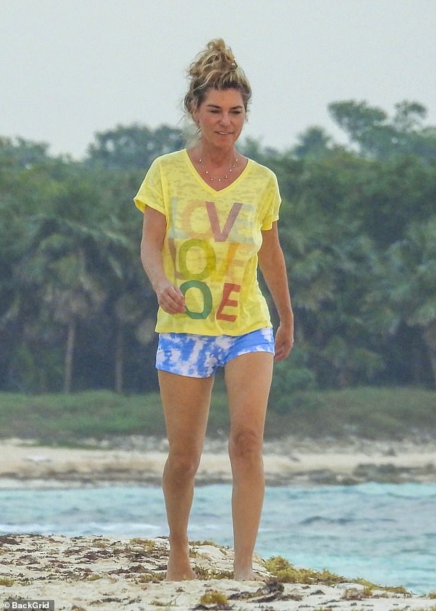 Shania Twain managed to fly almost completely under the radar while ditching her go-to glam hair and makeup at the beach in Tulum, Mexico on Wednesday afternoon