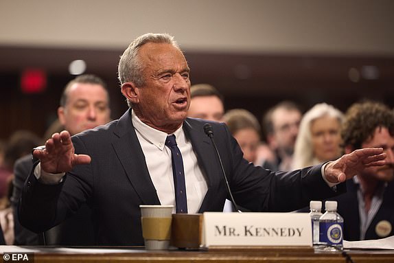 epaselect epa11860857 Robert F. Kennedy Jr., Trump's pick to be the Secretary of Health and Human Services, testifies during his confirmation hearing in the Dirksen Senate Office Building in Washington, DC, USA, 29 January 2025.  EPA/ALLISON DINNER