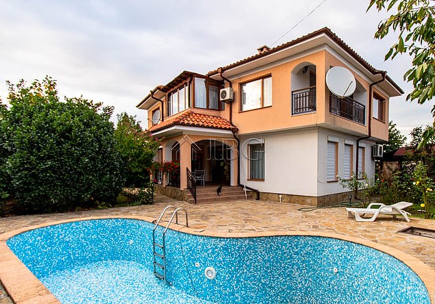 Set on a large plot with a landscaped garden, this property has a fully equipped kitchen and dining room and a sunlit living room with direct access to the veranda and swimming pool