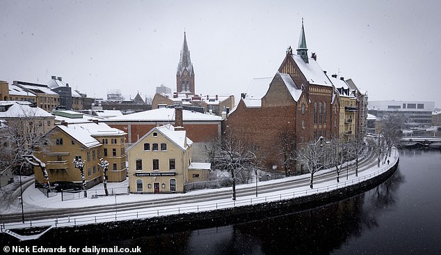 A suspected school shooting has taken place in the Swedish city of Örebro with reports of automatic weapons fire as a major police operation was launched