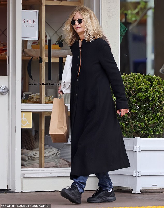 The Top Gun veteran looked slender frame stood out as she modeled a black coat with blue jeans and black sneakers