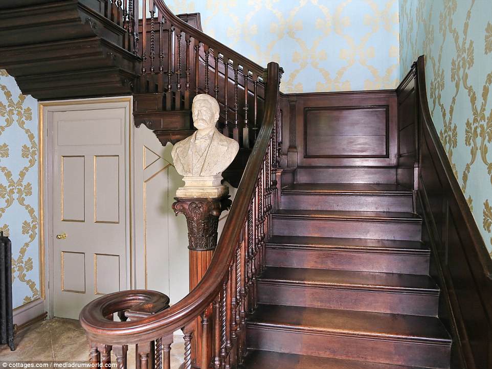 Upon arrival at the property, guests will find a charming entrance hall complete with a flagstone floor and wooden staircase