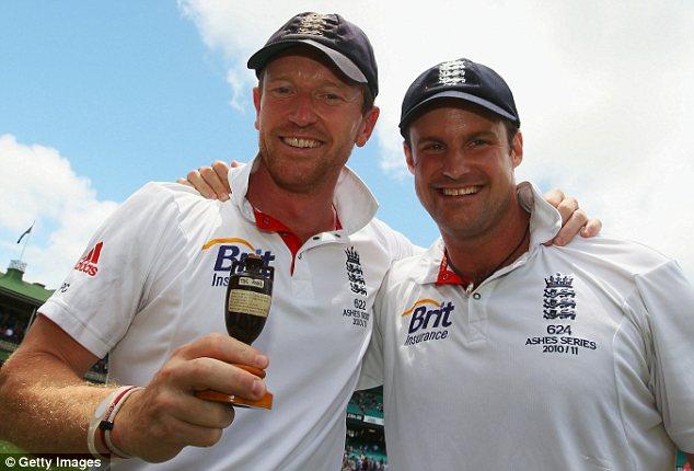 Paul Collingwood and Andrew Strauss celebrate with the Ashes urn