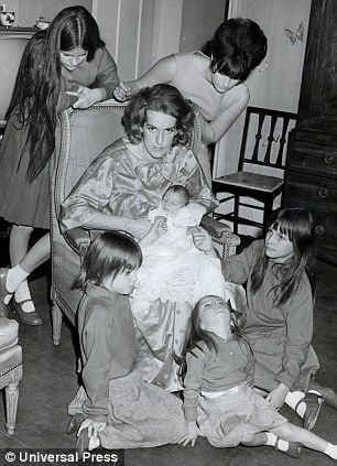 The late Lady Bindy Lambton pictured with her children