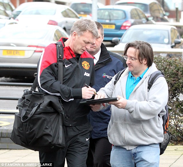 Travel: Moyes signs an autography as his team head to London for the crunch match with Chelsea