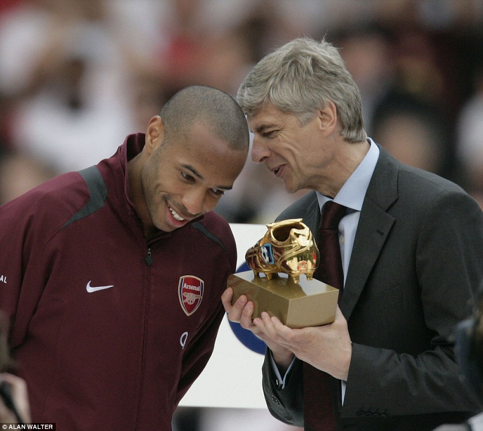 Sharing a joke with Arsene Wenger, who presents him with the Premier League Golden Boot accolade 