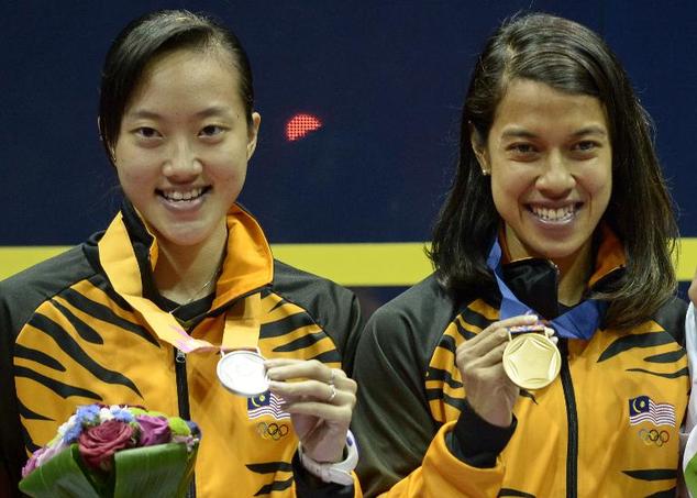 Gold medalist winner Malaysia's Nicol Ann David (R) and silver medalist winner compatriot Wee Wern Low display their medals after winning the women's individ...