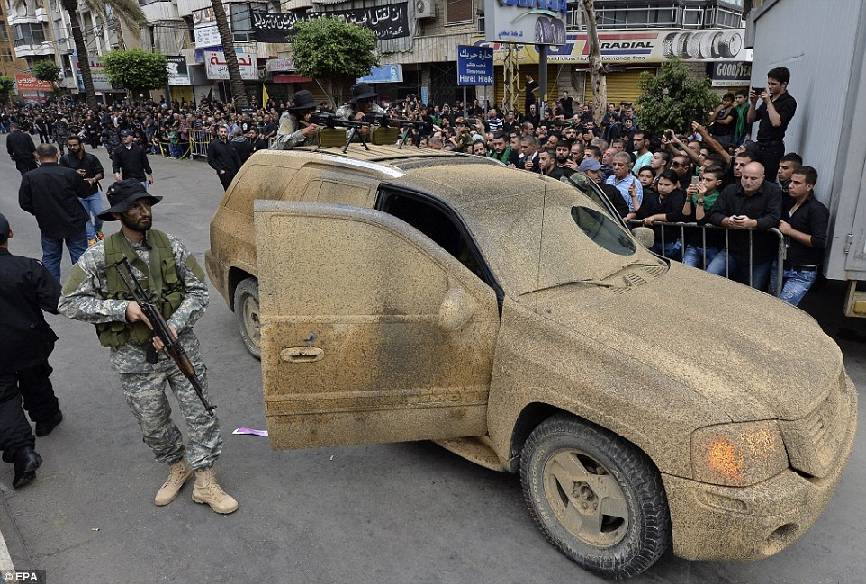 Special forces of Shi'ite Hezbollah carry their weapons during Ashura Day procession in southern Beirut