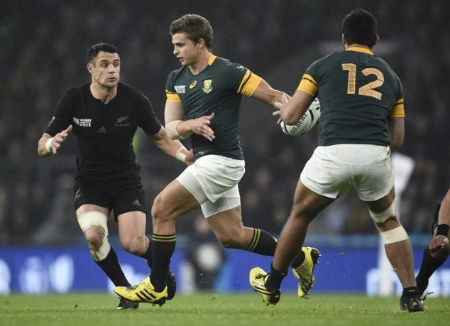 South Africa's fly half Handre Pollard (2nd L) passes the ball  to South Africa's centre Damian de Allende (R) during a semi-final match of the 2015 Rugby Wo...