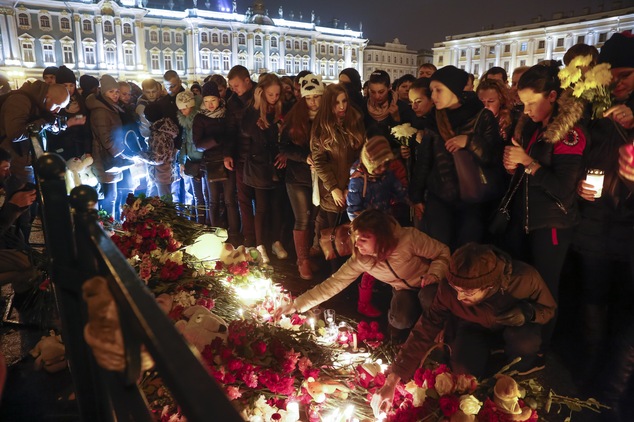 People light candles during a day of national mourning for the plane crash victims at Dvortsovaya (Palace) Square in St. Petersburg, Russia, on Sunday, Nov. ...