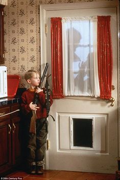 Kevin Home Alone, Home Alone 1, Home Alone 1990, Home Alone Movie, Chris Columbus, Home Alone Christmas, Macaulay Culkin, L Wallpaper, 2160x3840 Wallpaper