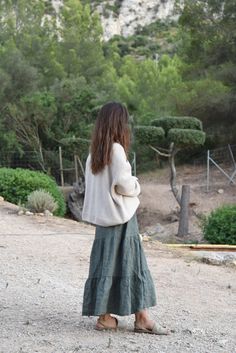 Style // The perfect dark green linen skirt  Simple, stylish and made with the softest linen. Our Florence Skirt features a timeless elegant tiered skirt, and is available in a range of beautiful faded linen tones, designed to transition throughout the year. Pair with sandals for summer or boots for fall and winter, th Down To Earth Fashion, Feminine Comfortable Style, Farm Outfit Women Summer, Sweater With Maxi Skirt, Feminine Winter Outfits Girly, Swedish Fashion Women, Homestead Fashion, Farmgirl Outfits, Homestead Outfits