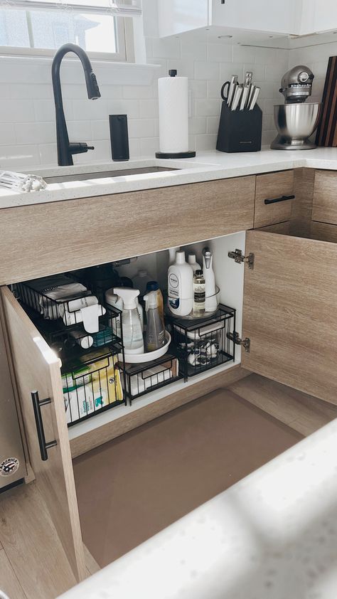 Condo Kitchen Organization, First Home Ideas Decor Cheap, Kitchen Decor And Organization, Apartment Kitchen Sink Decor, Spice Organization Aesthetic, Orginazer Kitchen, Clean Small Kitchen, Clean Home Aesthetic Kitchen, Clean Storage Ideas