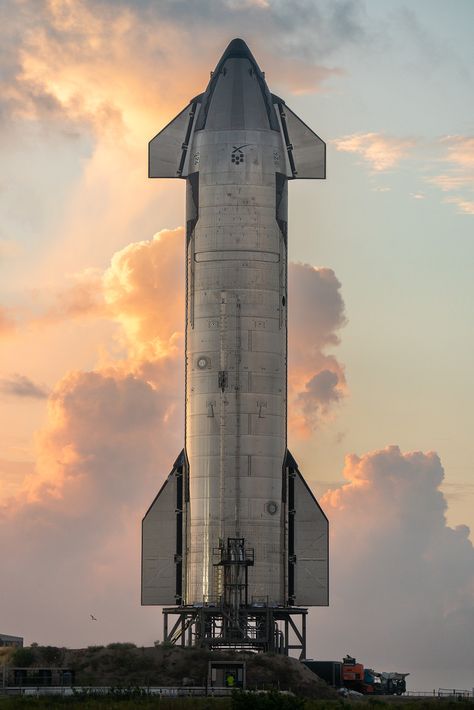 Space X Starship, Spacecraft Aesthetic, Rocket Concept Art, Starship Wallpaper, Space X Rocket, Cosmic Perspective, Cornfield Chase, Bionic Design, Nasa Spacex