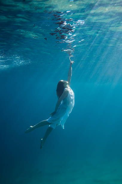 Women Underwater, Visual Writing Prompts, Underwater Photoshoot, Underwater Portrait, Swimming Women, Fotografi Bawah Air, Underwater Painting, Foto Portrait, Underwater Art