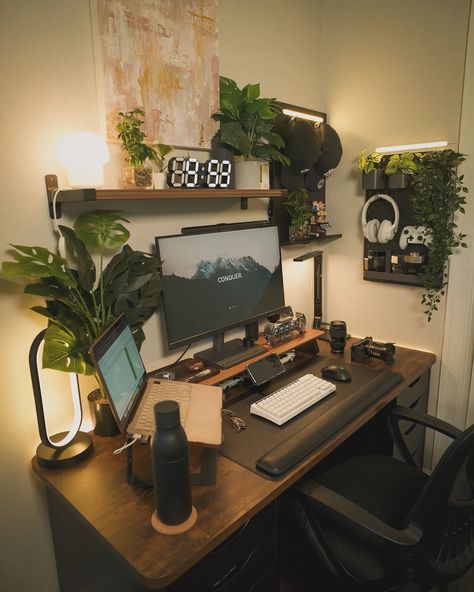 Happy Setup 👨‍💻 📸 @_lifeofsx If you like setup related content follow Us... #workspaceinspo #deskaccessories #deskchair #desktop #deskenvy #studydesk #workdesk #flexibleworkspace #desksituation #desktopwallpaper #workspacesolutions #deskgoals #desktops #workspacegoal #deskdecoration #deskdecor #workspace #desklife #desktoppc #workspacestyling Cozy Game Room Aesthetic, Cozy Corporate Office Decor, Desktop Computer Setup Small Space, Gaming Room Setup For Men, Dark Computer Setup, Brown Desk Setup Aesthetic, Small Home Office Nook Ideas, Consulting Office Design, Male Pc Setup