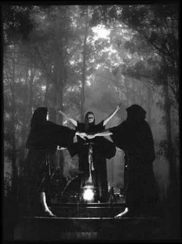 This image here shows three witches working together to worship or work magic.  Its images like this where people get the idea and concept of the Power of three. Witches Quotes, Arte Occulta, Wiccan Crafts, Cottage Witch, Witch Garden, Witch's Brew, Deep Roots, Witch Magic, Season Of The Witch