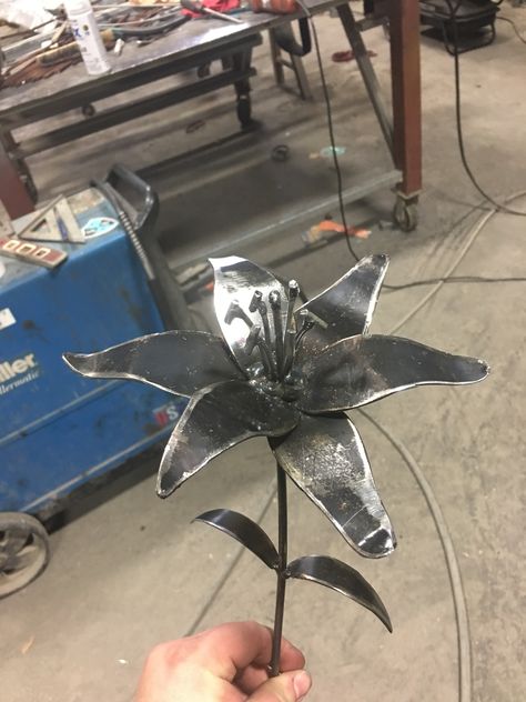 Cute Metal Projects, Welded Garden Decor, Spring Welding Projects, Welding Projects Jewelry, Easy Metal Art, Welded Flowers Simple, Scrap Metal Projects Ideas, Mig Welding Projects Ideas Metal Art, Welded Flower Bouquet