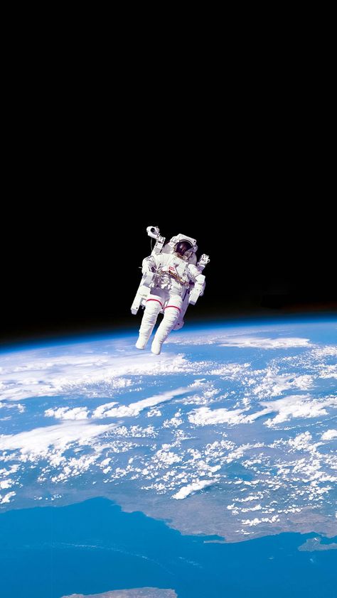 Download Free Astronaut Iphone Wallpaper - PixelsTalk.Net Greatest Photos Of All Time, Space Wallpaper Astronaut, Spaceman Aesthetic, Planeta Tierra Aesthetic, Nasa Wallpaper Iphone, Wallpaper Space Aesthetic, Spaceman Wallpaper, Outerspace Aesthetic, Astronaut Aesthetic