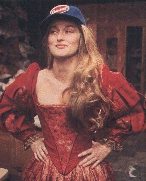 Streep behind the scenes of Taming of the Shrew in 1978 Elizabethan Gown, Raul Julia, Shakespeare In The Park, I Love Cinema, Mia 3, Meryl Streep, Iconic Women, Best Actress, Mode Vintage