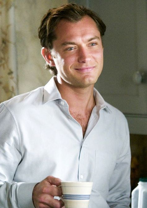 Jude Law in The Holiday (2006). Written, produced and directed by Nancy Meyers. Nancy Meyers, Hey Jude, Jude Law, Cameron Diaz, Holiday Movie, Kate Winslet, British Actors, Film Serie, Great Movies