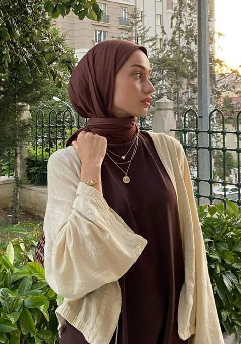 Brown Hijab, Hijab Look, Hijab Style Tutorial, Stylish Hijab, Hijab Fashionista, Muslim Outfits Casual, Hijabi Fashion Casual, Modest Dresses Casual, Hijabi Outfits Casual