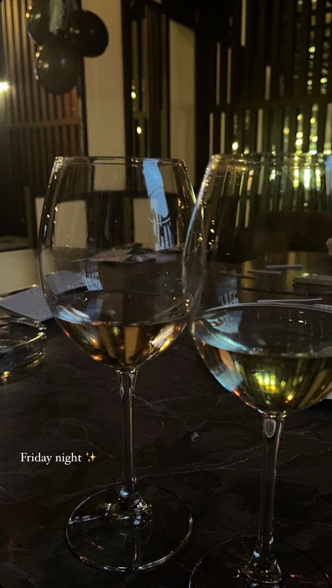 Zwei Weingläser gefüllt mit weiß Wein Friends Date Instagram Story, Instagram Story Night Out, Friday Night Instagram Story, Date Night Story, Friday Story Instagram, Date Story Instagram, Date Night Instagram Story, Date Instagram Story, Night Story Instagram