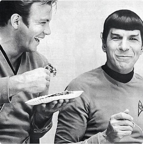 16 awesome behind-the-scenes photos from the set of 'Star Trek' Klasik Hollywood, Star Trek 1966, Film Vintage, Deep Space Nine, Star Trek Original, Leonard Nimoy, Star Trek Voyager, Star Trek Enterprise, William Shatner