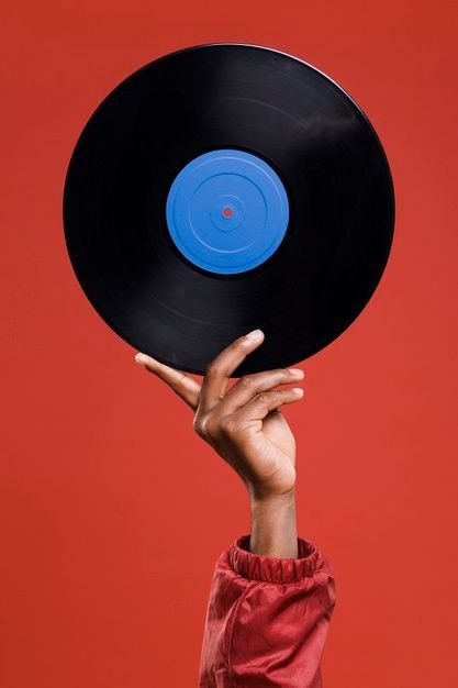 Hand holding vinyl Free Photo | Free Photo #Freepik #freephoto #music #hand #man #red Vynil Aesthetic Photo, Musica Aesthetic, Records Aesthetic, Retro Music Poster, Disco Aesthetic, Vinyl Aesthetic, Vinyl Poster, Old Vinyl Records, Music Festival Poster