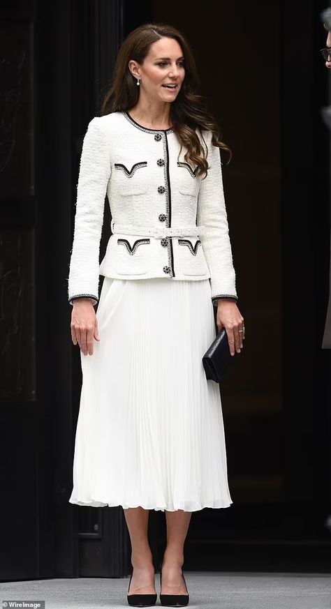 Royals who got Self-Portrait's style memo: Since Kate debuted British brand in 2016, Princess Beatrice, Meghan and Pippa have all got in on the act - and Carole Middleton showed off floral number at Royal Ascot | Daily Mail Online Princess Kate Outfits, Kate Outfits, Kate Middleton Style Outfits, Princesse Kate Middleton, Looks Kate Middleton, Estilo Kate Middleton, Queen Kate, Prinz William, Kate Middleton Outfits