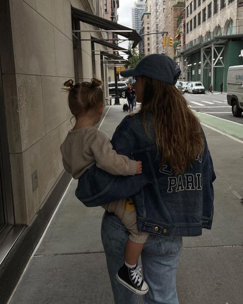 Mother Core Aesthetic, Auntie Life Aesthetic, The Cool Aunt Aesthetic, Young Aunt Aesthetic, Nyc Family Aesthetic, Aunt Life Aesthetic, Auntie Photos, Niece And Aunt Aesthetic, Family Vibes Aesthetic