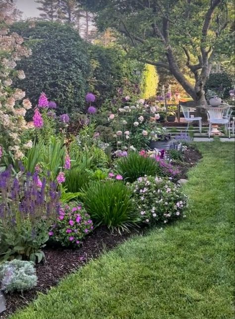 Cottage Garden Borders, Diy Garden Decor Projects, Simple Garden, Front Yard Garden Design, Cottage Garden Plants, Cottage Garden Design, Aesthetic Garden, Garden Decor Projects, Patio Garden Design