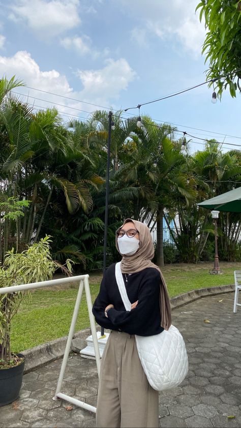 Simple Outfits Hijab, Ootd Ngampus, Outfit Ideas Hijab, Outfit Ngampus, Hijab Ideas, Outfit Hijab Casual, Ootd Poses, Ootd Hijab Casual, Outfit Korean Style