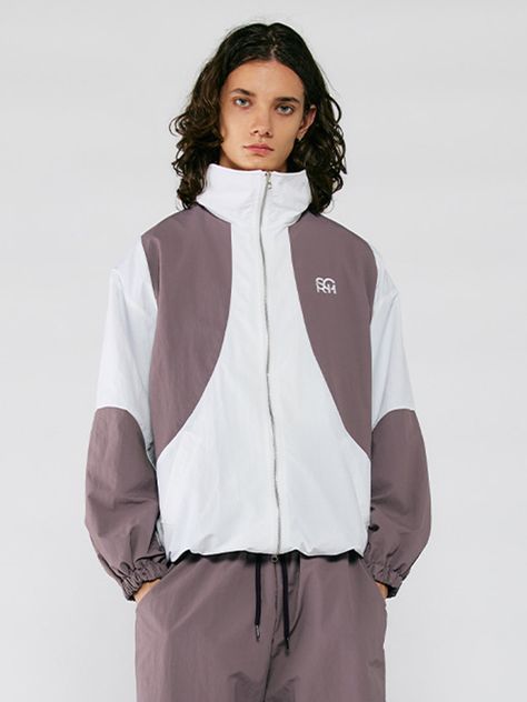 Editor's notesIt is a casual windbreaker jacket with round patch on basic white color. The jacket silhouette can be styled in many ways using two-way zipper and drawcords on the hem. The washed nylon fabric is durable and less twisting after wash.- Two-way zipper- Elastic cuffs- Drawcords on hem- Logo embroidery- Side pocketsMeasurements(in.)M / L- Length: 27.6 in. / 28.3 in.- Shoulder: 22.4 in. / 23 in.- Chest: 23.2 in. / 24 in.- Sleeve Length: 21.9 in. / 22.2 in.*Model info: Man - Height 6’ 2”, Fitting size: Size L / Woman - Height 5’ 10”, Fitting size: Size MComposition & Care- 100% Nylon- Hand wash in cold water- Avoid tumble dryDesigner- by SEARCH410 Luxury Nylon Windbreaker With Ribbed Cuffs, 70s Sportswear, Jacket Silhouette, Sports Attire, Sporty Jacket, Body Con Dress Outfit, Fitness Inspiration Body, Sports Wear, Nylon Fabric